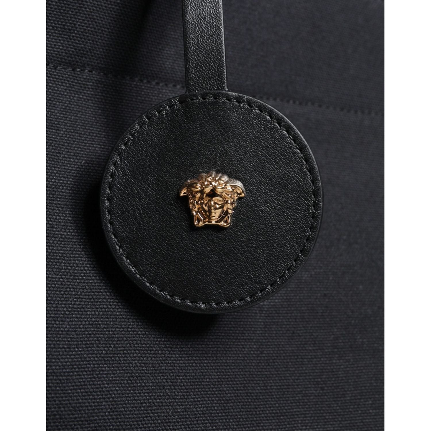 حقيبة كروس بودي من فيرساتشي بمقبض علوي من القماش والجلد باللون الأسود