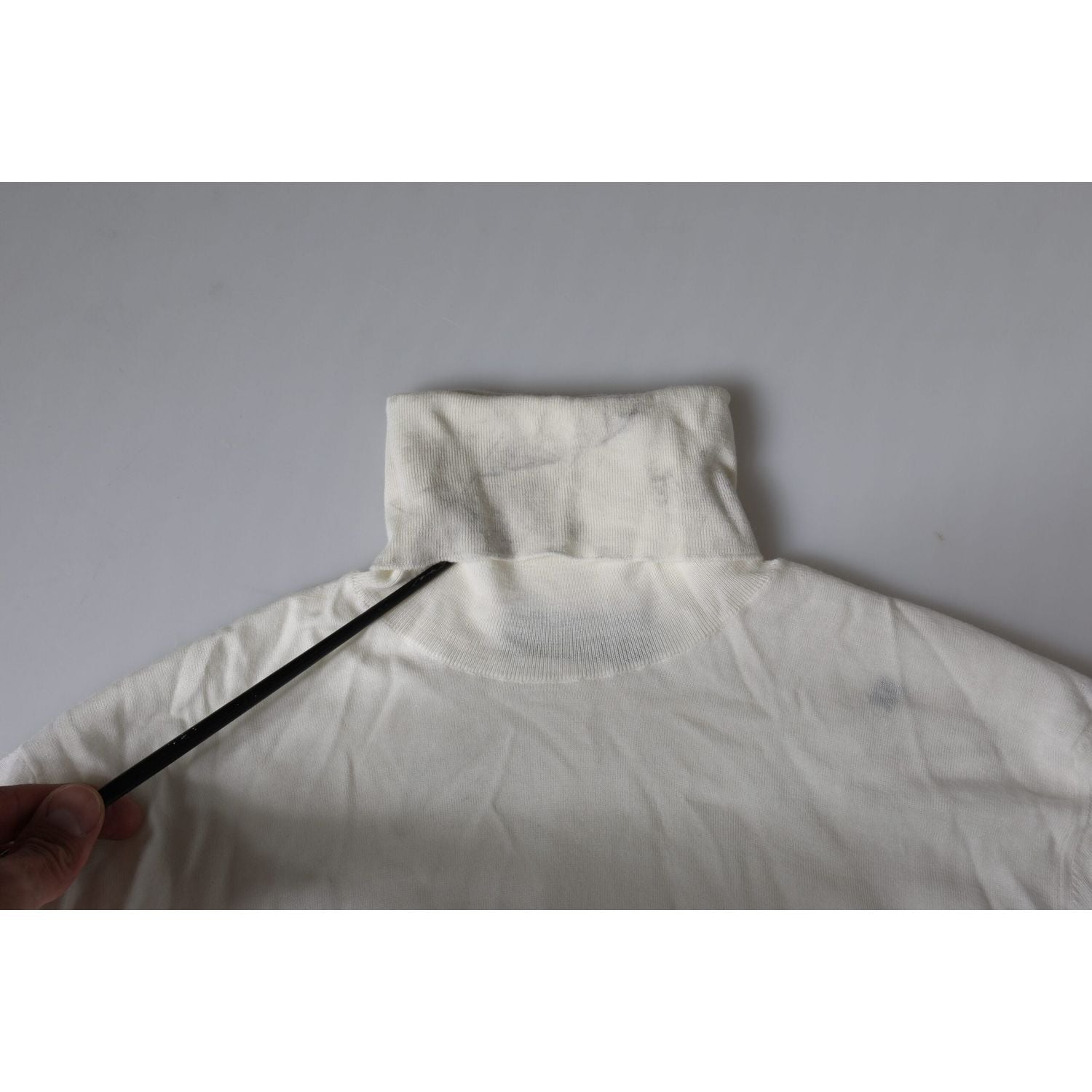 سترة صوفية بياقة مدورة من دولتشي آند غابانا باللون الأبيض العتيق