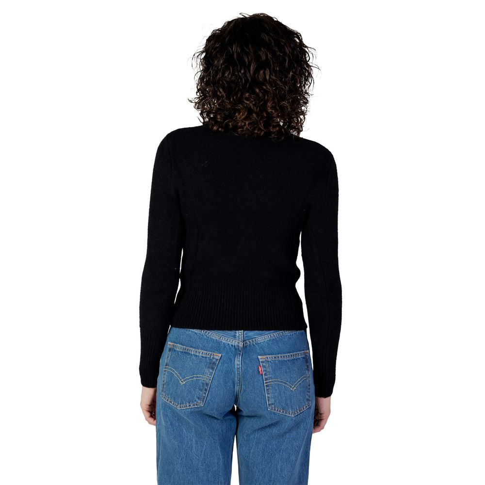 Front view with bag zipped and handles upright.