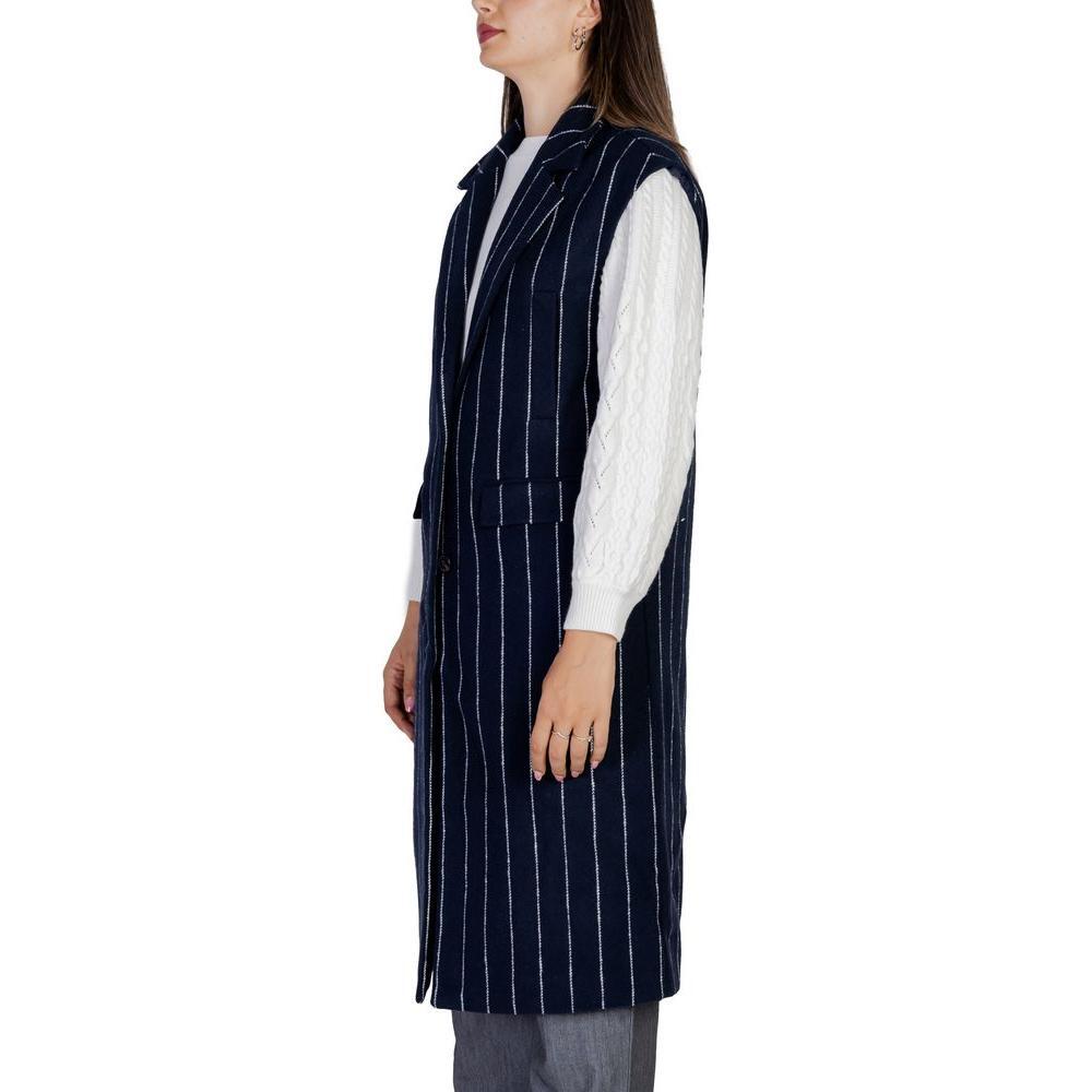 Front view with bag zipped and handles upright.