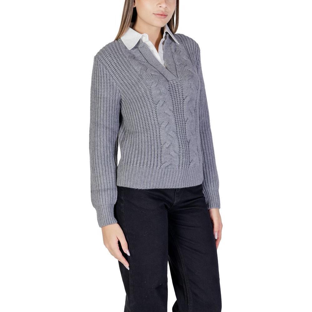 Front view with bag zipped and handles upright.