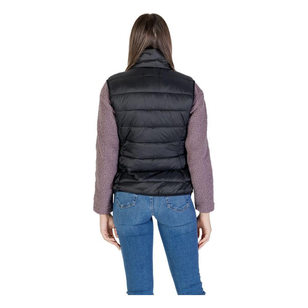 Front view with bag zipped and handles upright.