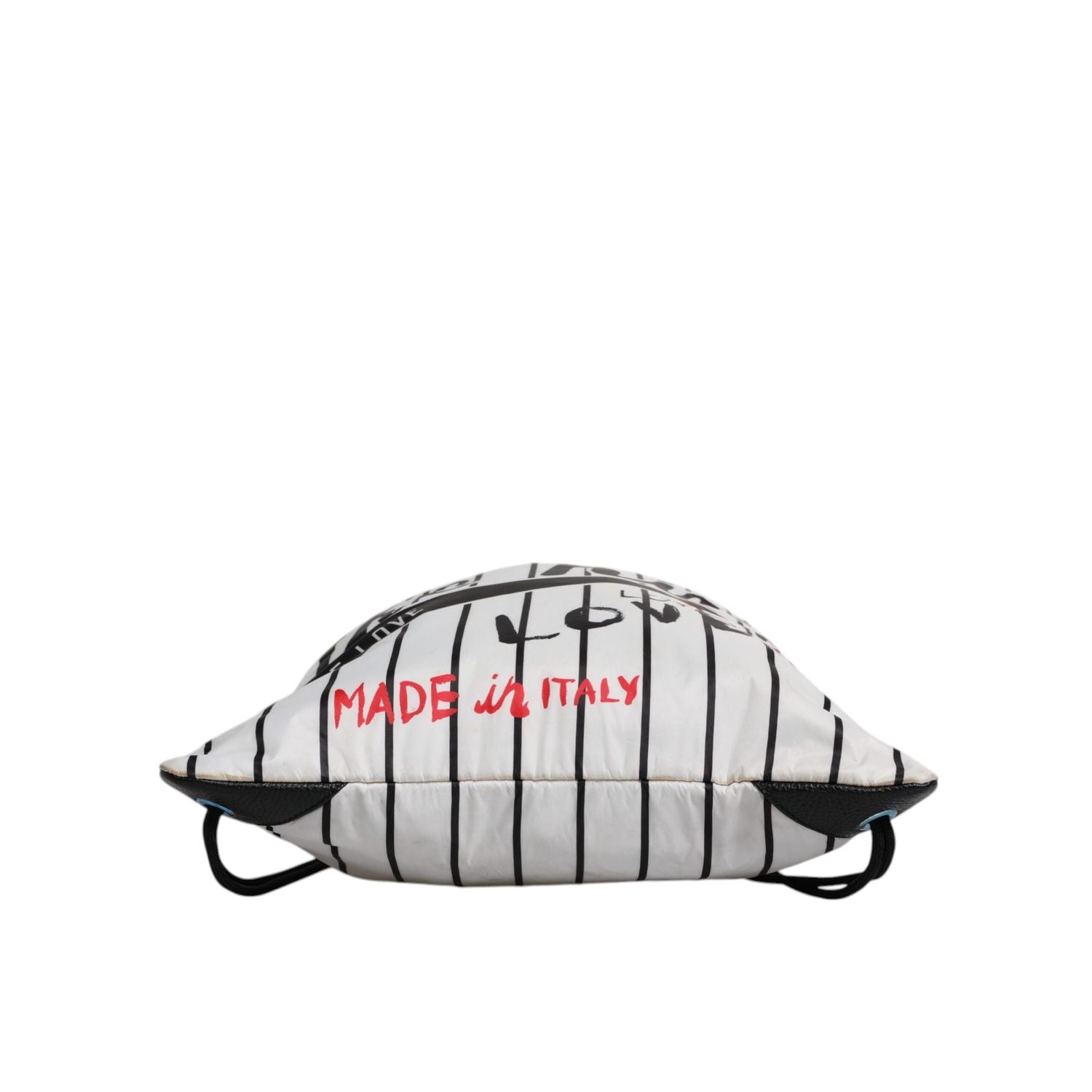Front view with bag zipped and handles upright.