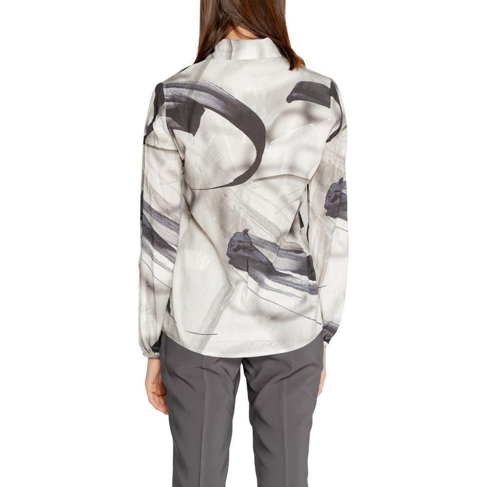 Front view with bag zipped and handles upright.