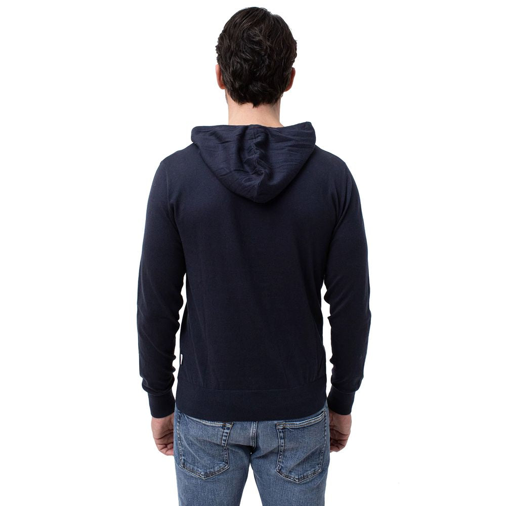 Front view with bag zipped and handles upright.