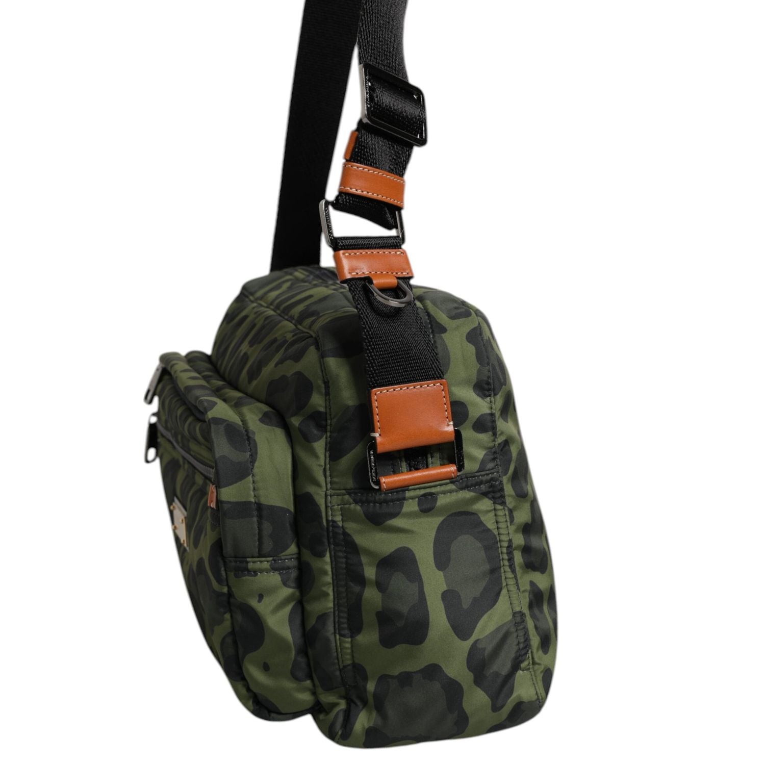 Front view with bag zipped and handles upright.