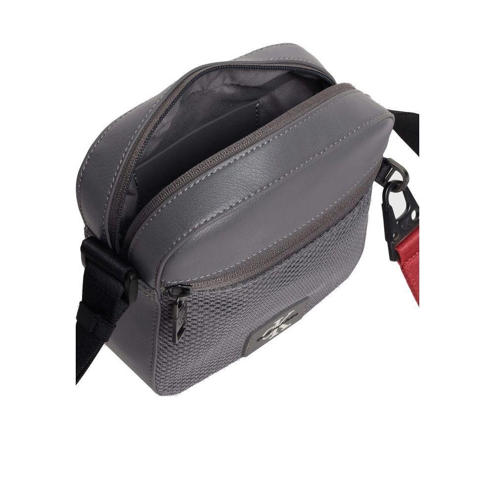 Front view with bag zipped and handles upright.
