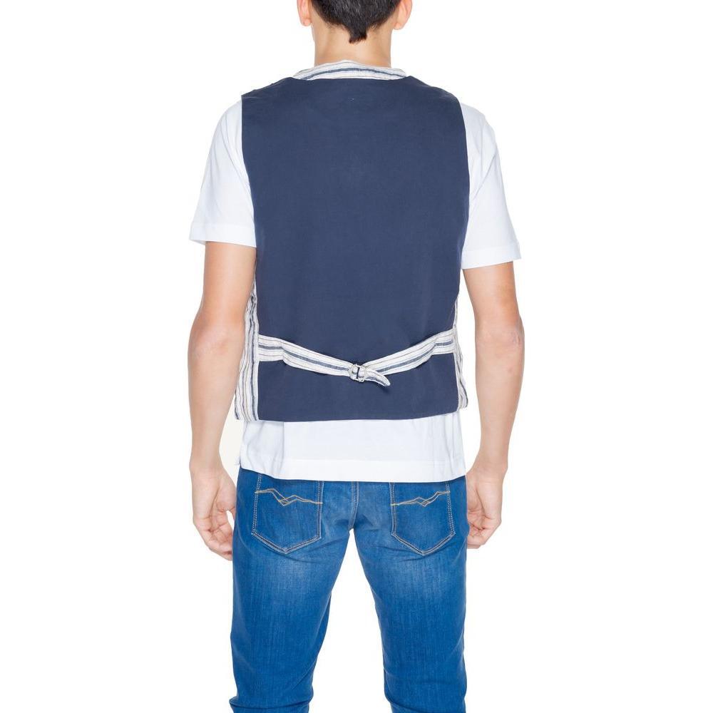 Front view with bag zipped and handles upright.