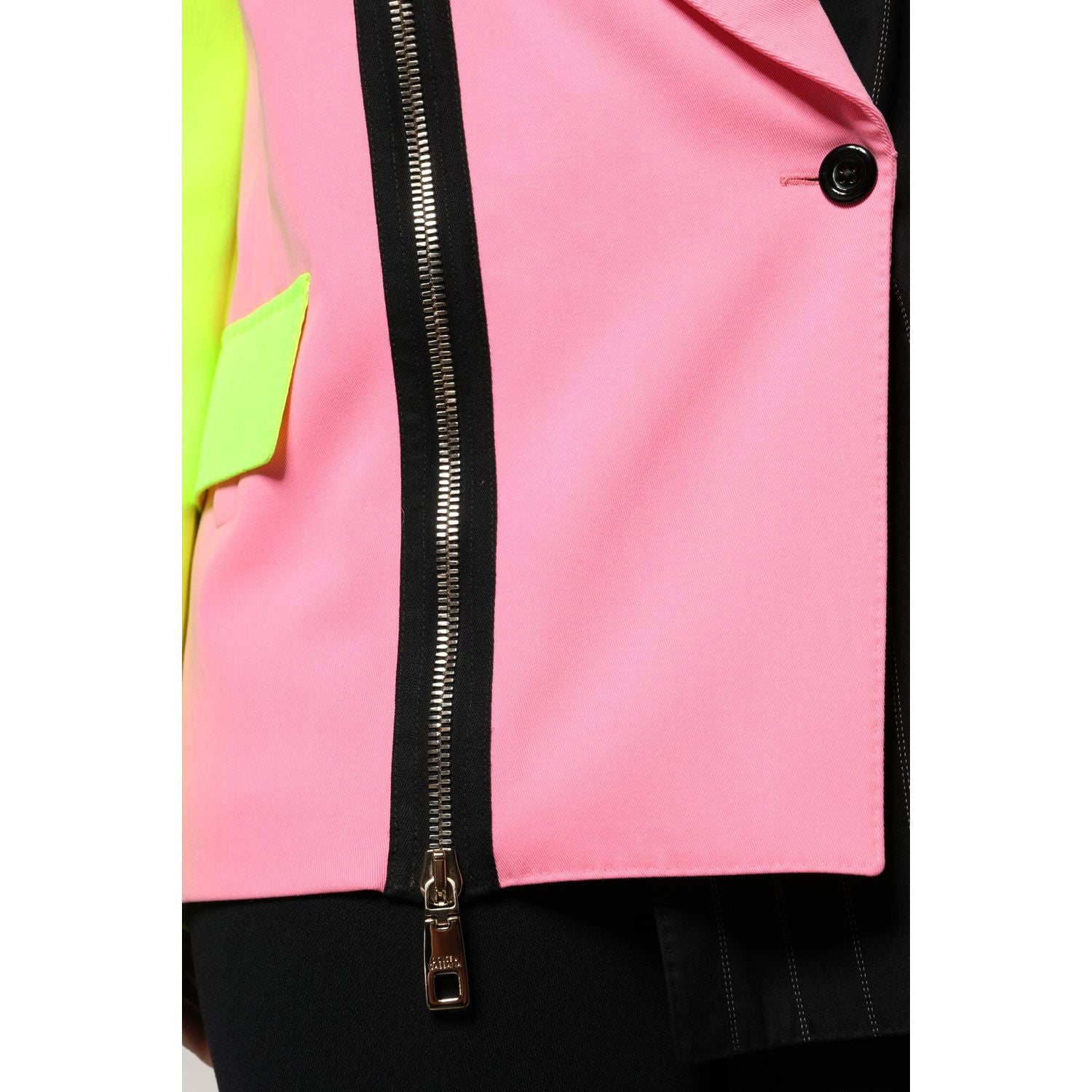 Front view with bag zipped and handles upright.
