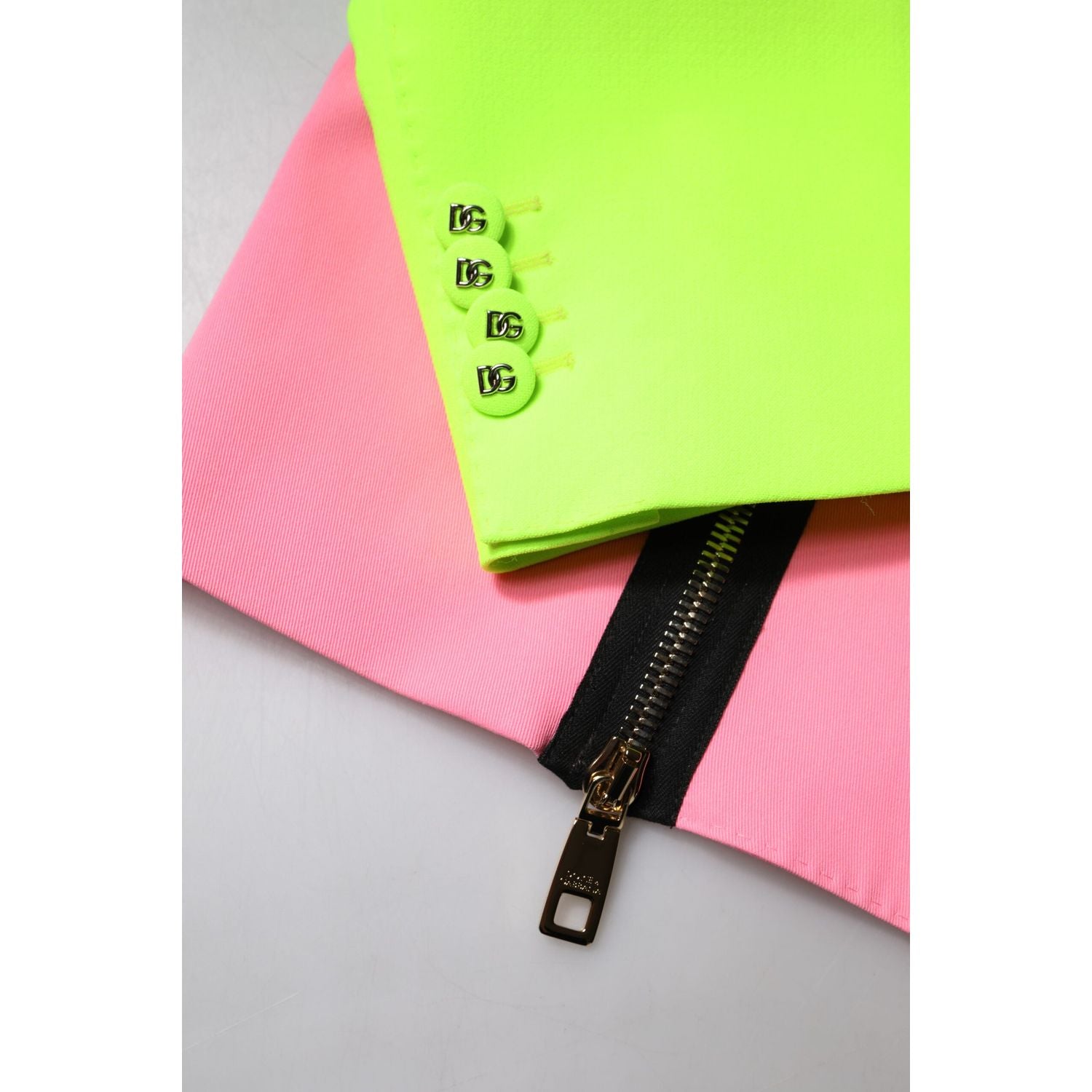 Front view with bag zipped and handles upright.