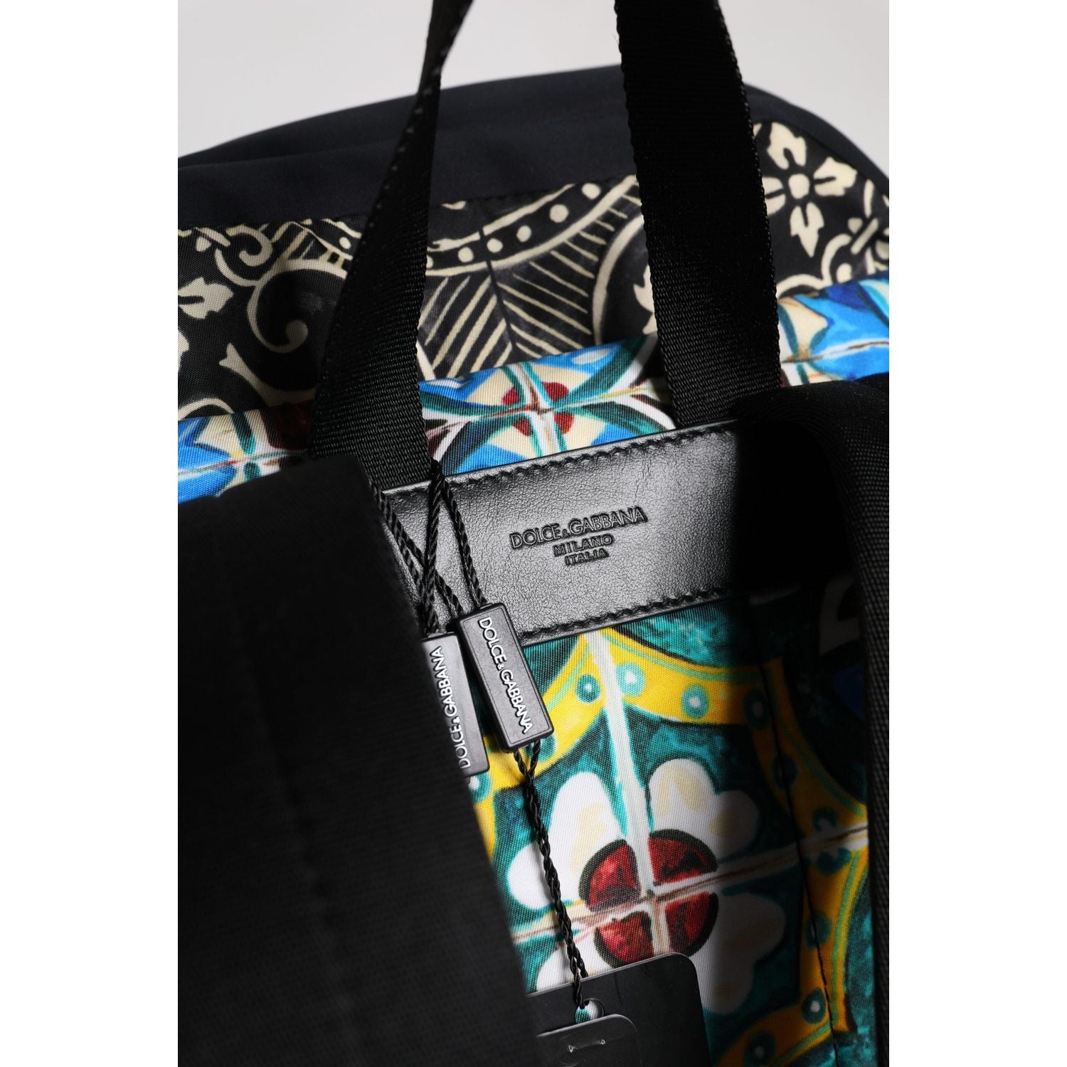 Front view with bag zipped and handles upright.