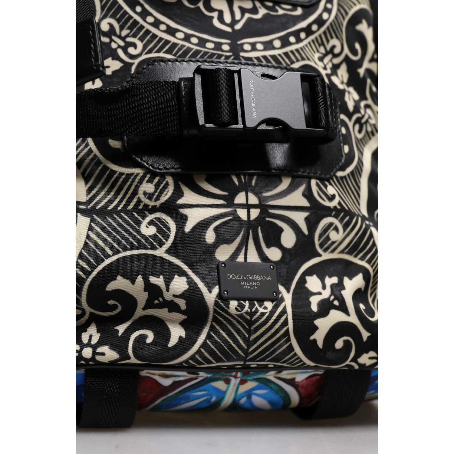 Front view with bag zipped and handles upright.