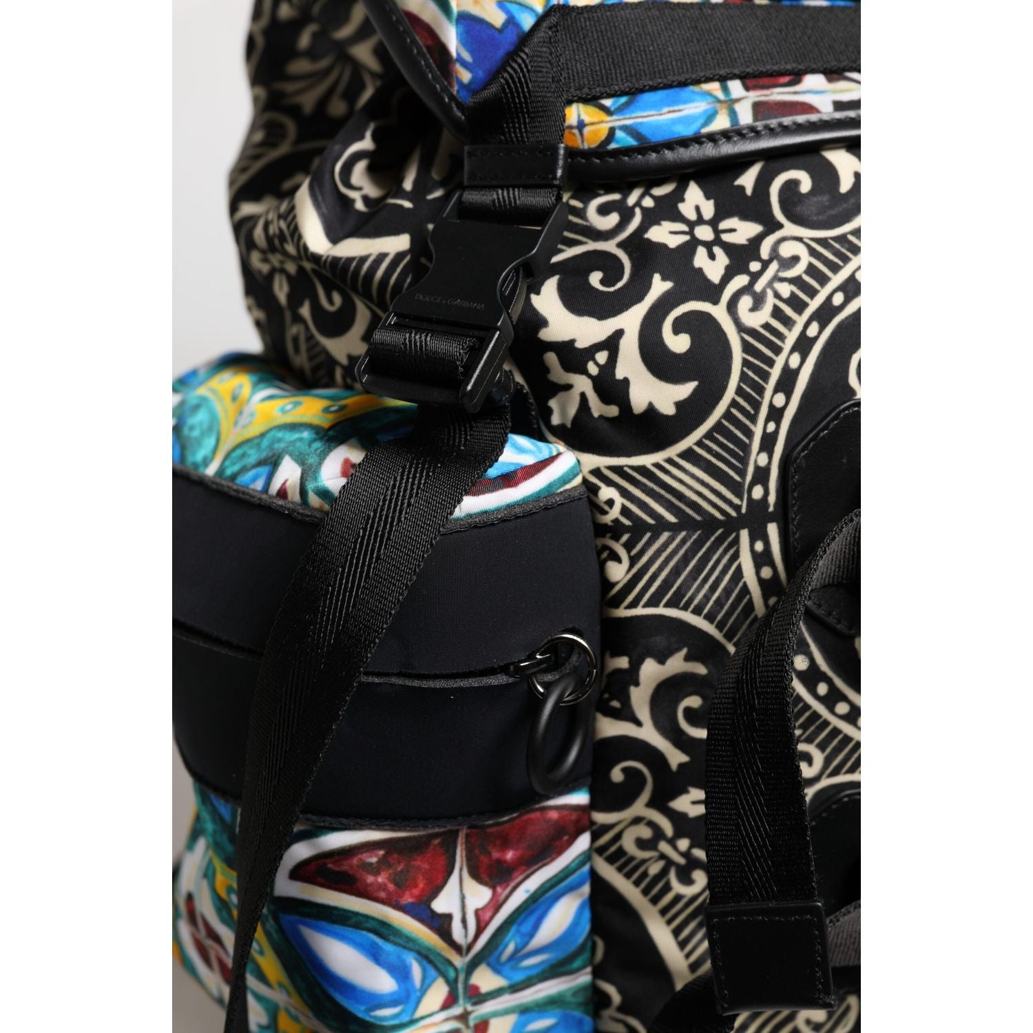 Front view with bag zipped and handles upright.
