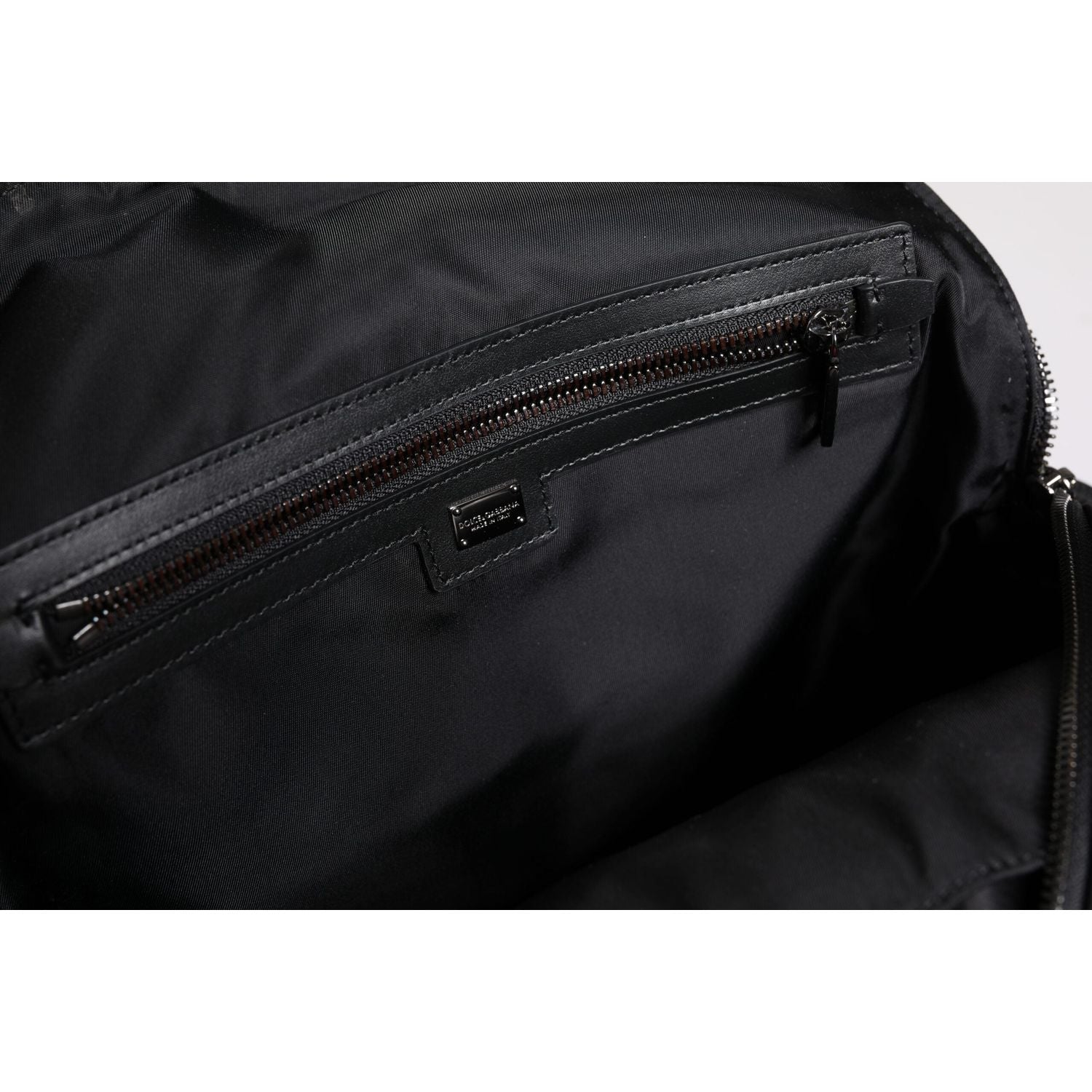 Front view with bag zipped and handles upright.