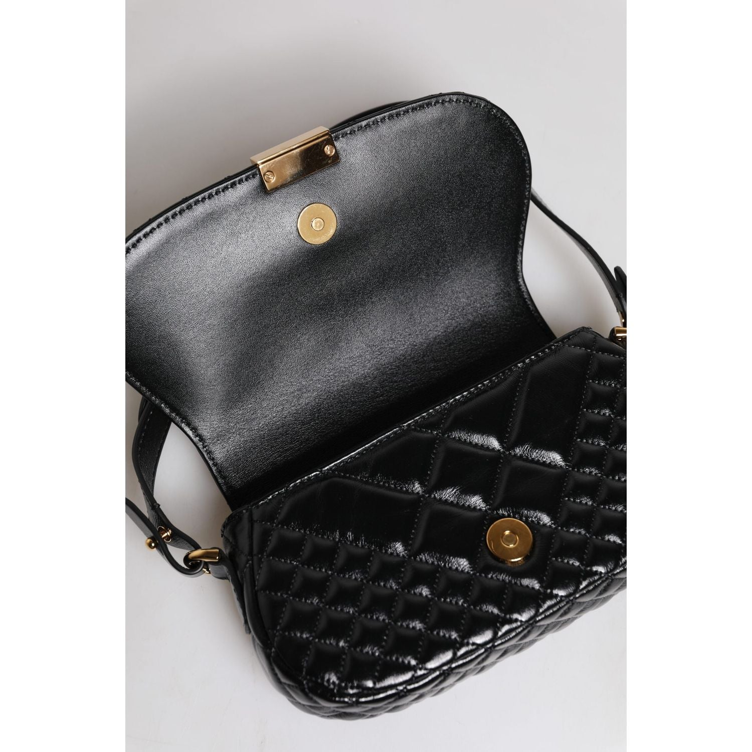 Front view with bag zipped and handles upright.