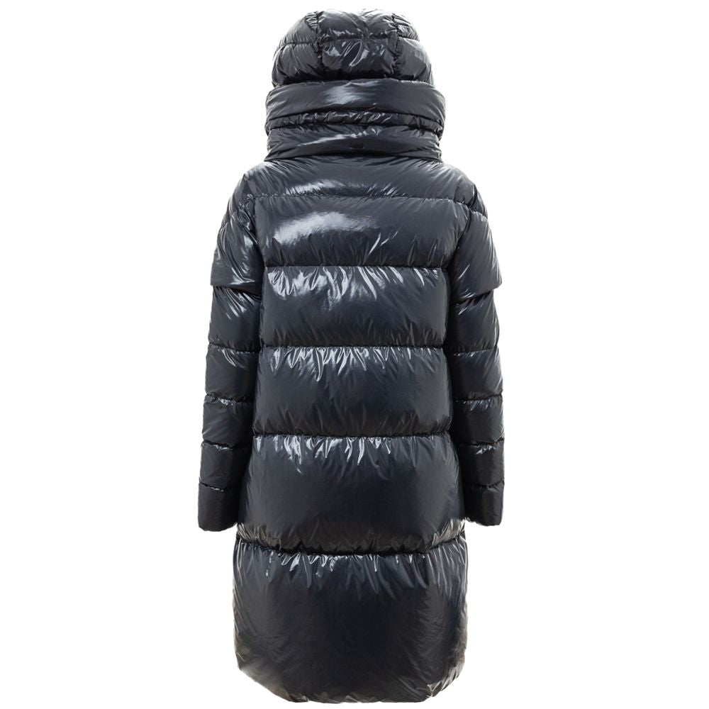 Front view with bag zipped and handles upright.