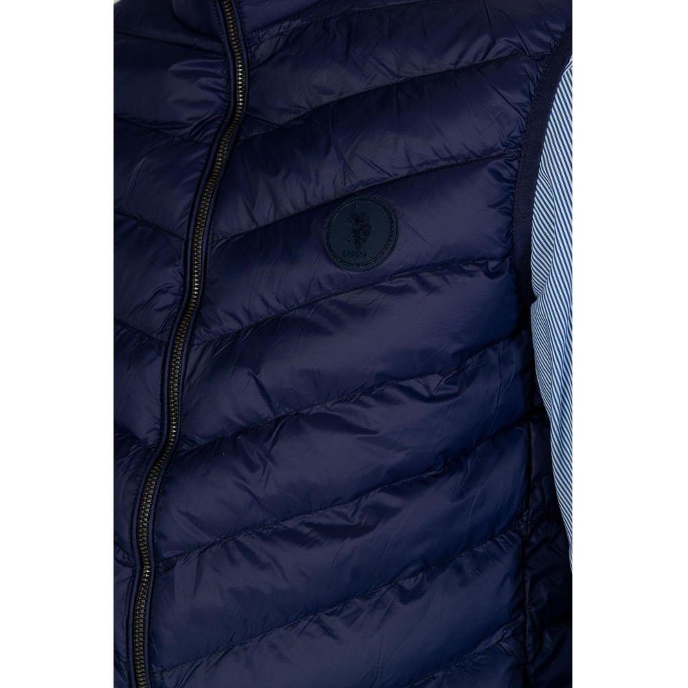 Front view with bag zipped and handles upright.