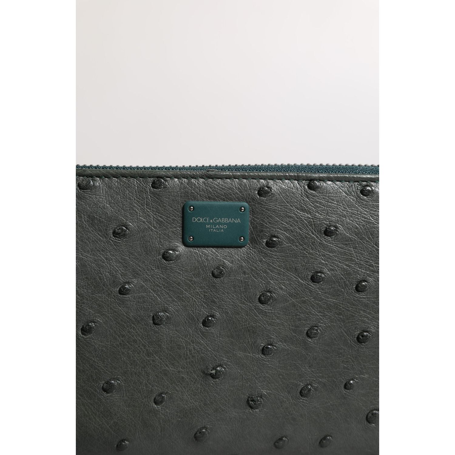 Front view with bag zipped and handles upright.