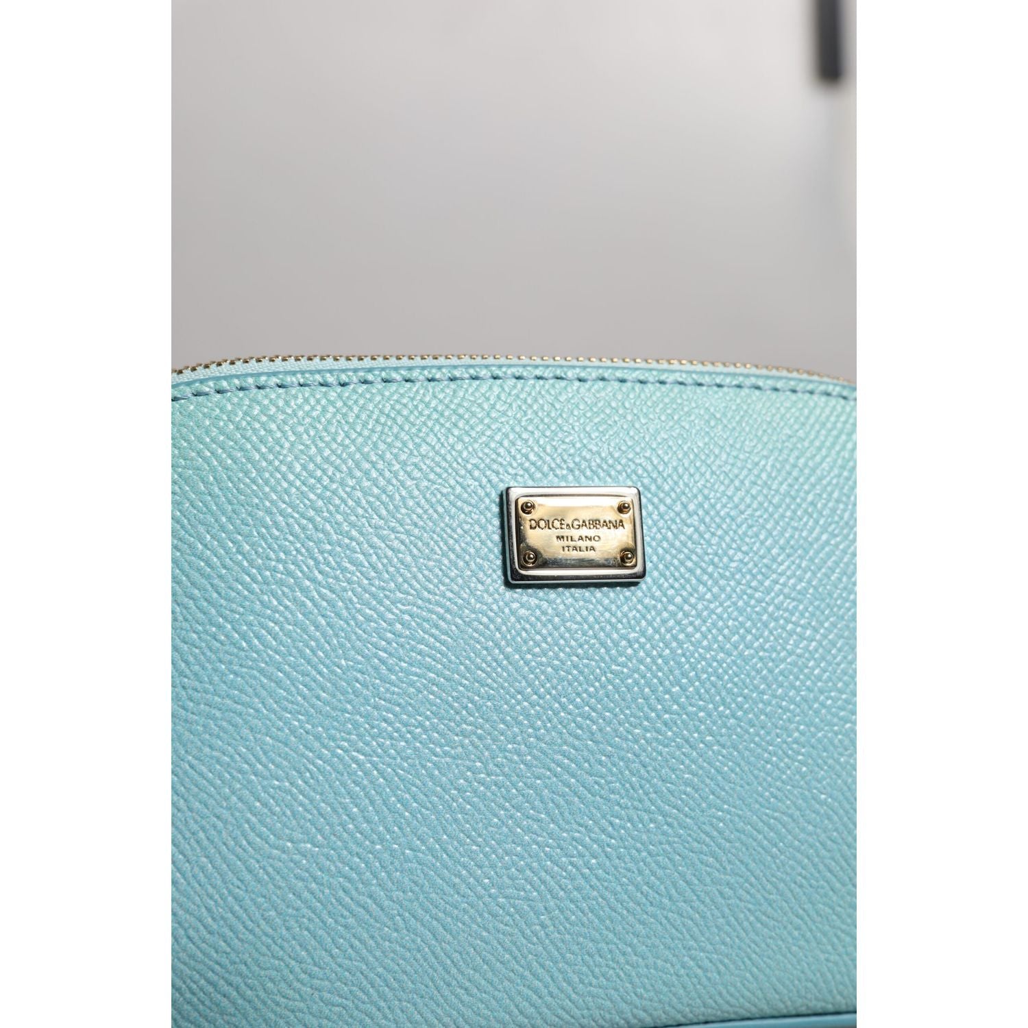 Front view with bag zipped and handles upright.