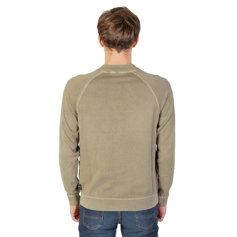 Front view with bag zipped and handles upright.
