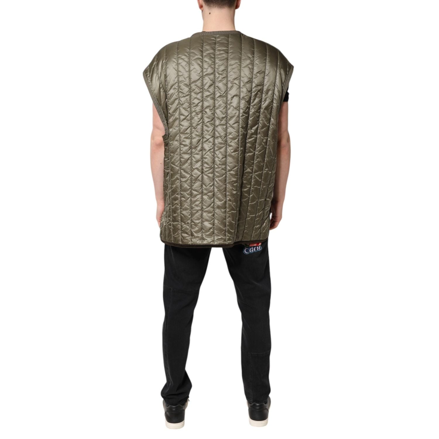 Front view with bag zipped and handles upright.