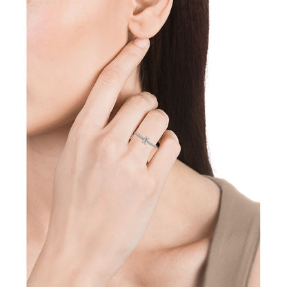 Woman wearing VICEROY JEWELS Mod. 7129A014-38 silver ring on finger, showcasing elegance and style.