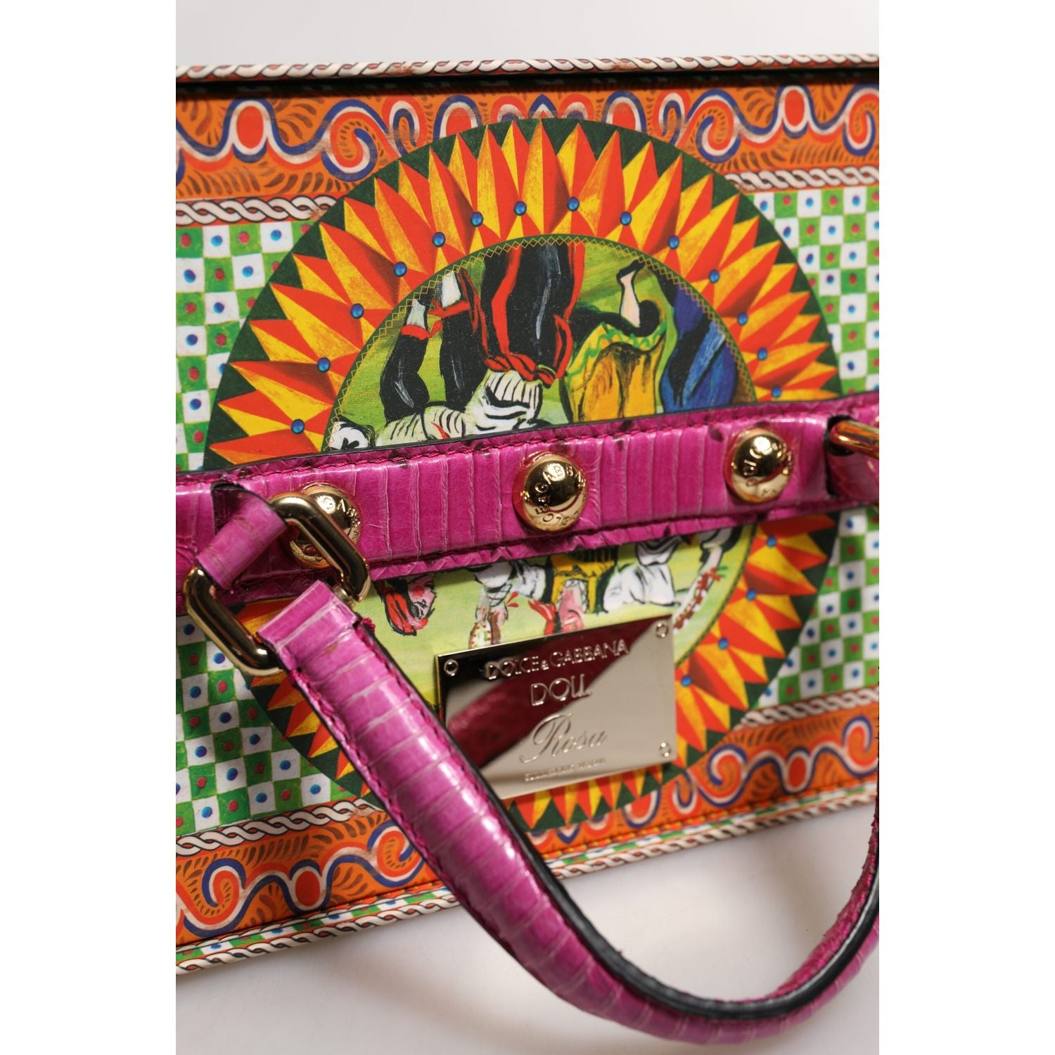 Front view with bag zipped and handles upright.
