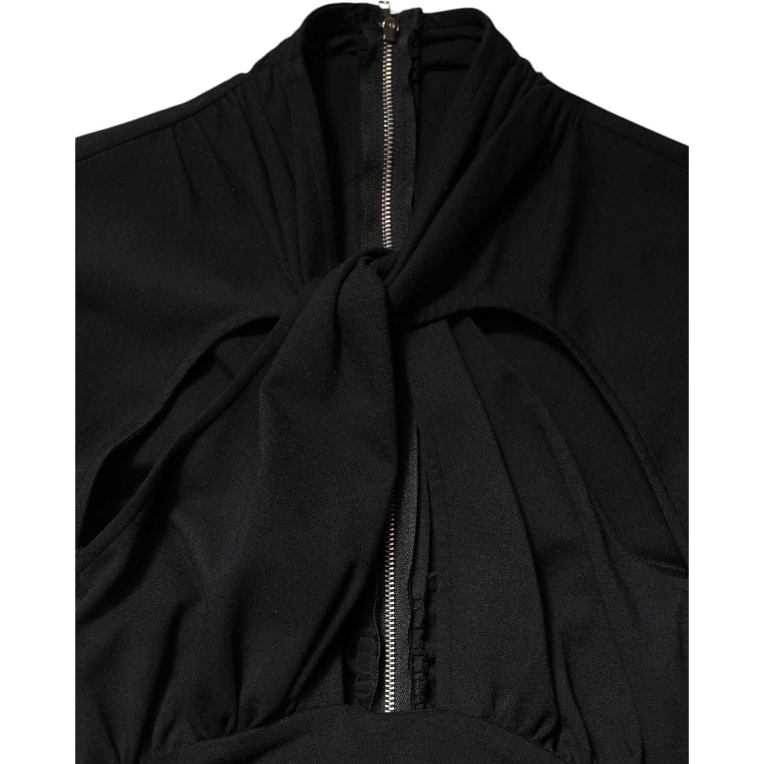 Front view with bag zipped and handles upright.