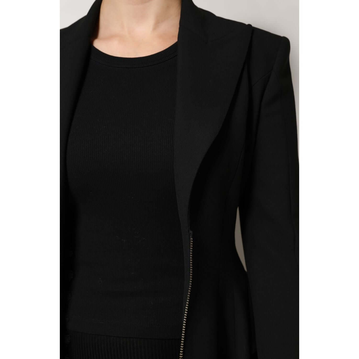 Front view with bag zipped and handles upright.