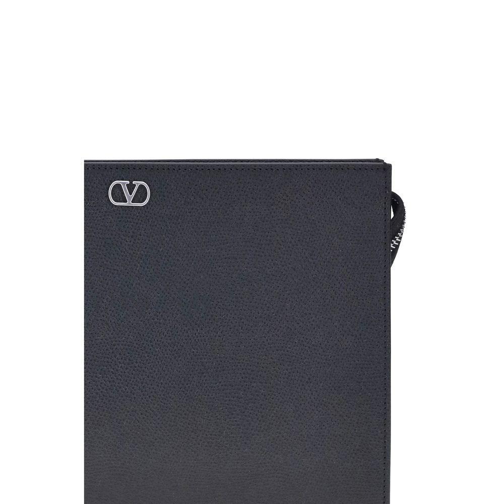 Front view with bag zipped and handles upright.