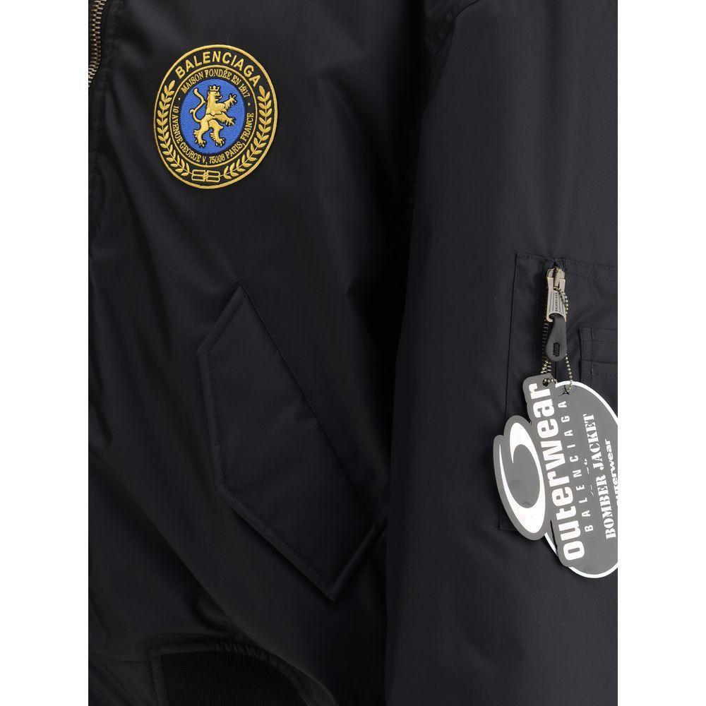 Front view with bag zipped and handles upright.