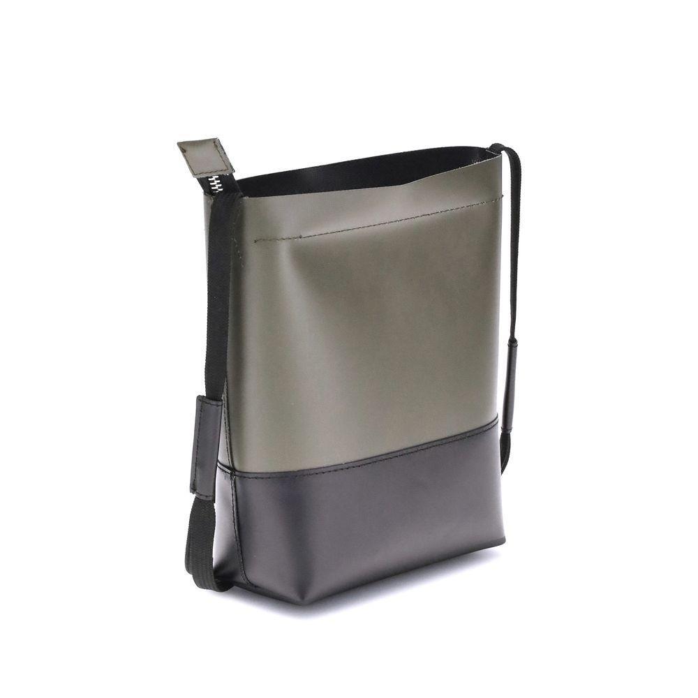 Front view with bag zipped and handles upright.