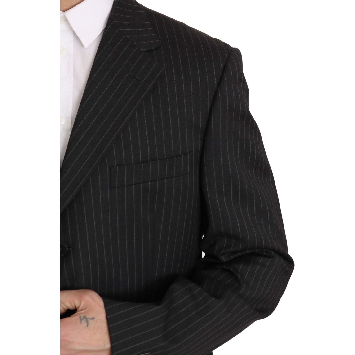 بدلة صوفية أنيقة مخططة باللون الأسود من Z ZEGNA