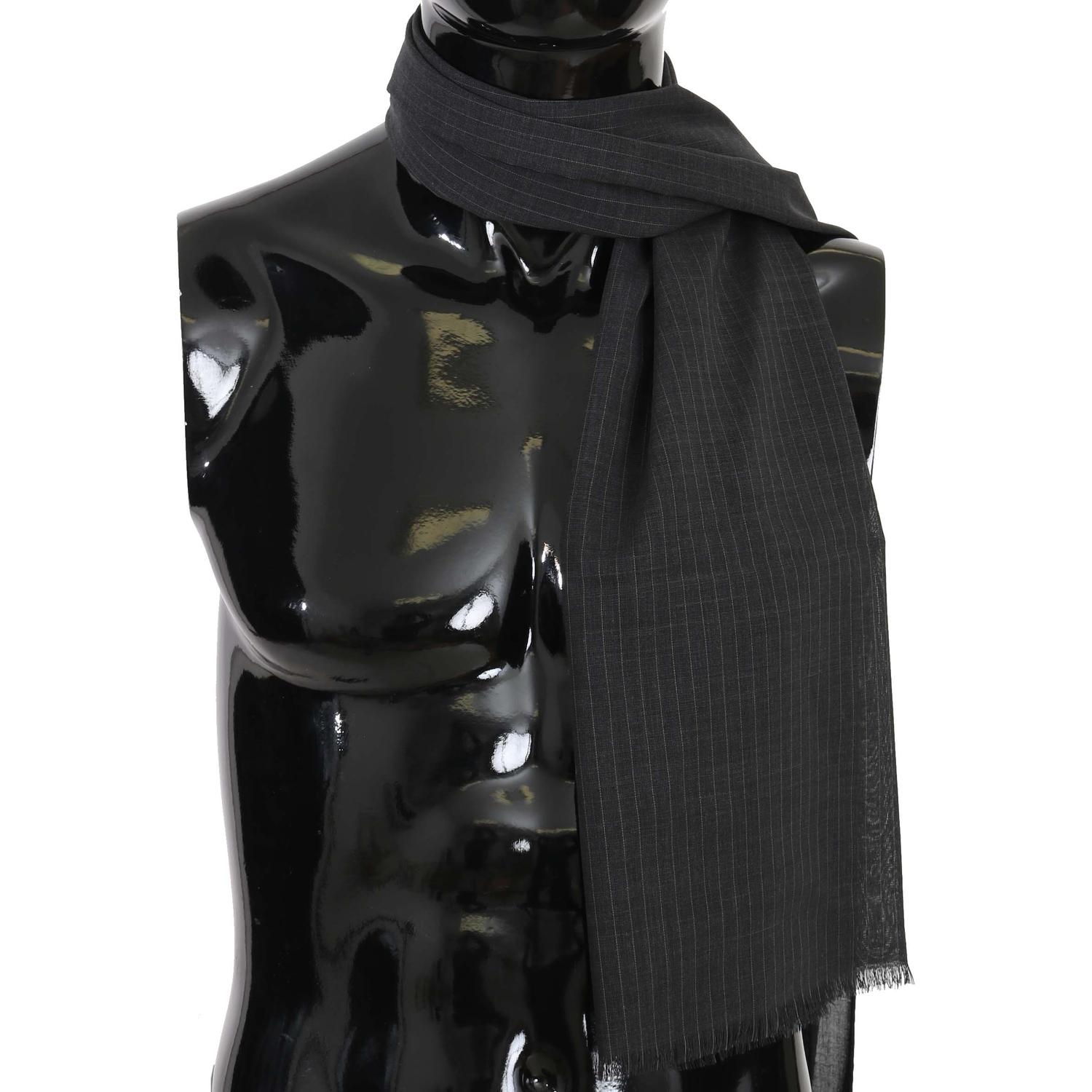 وشاح رجالي من الصوف المخطط باللون الرمادي الأنيق من دولتشي آند غابانا