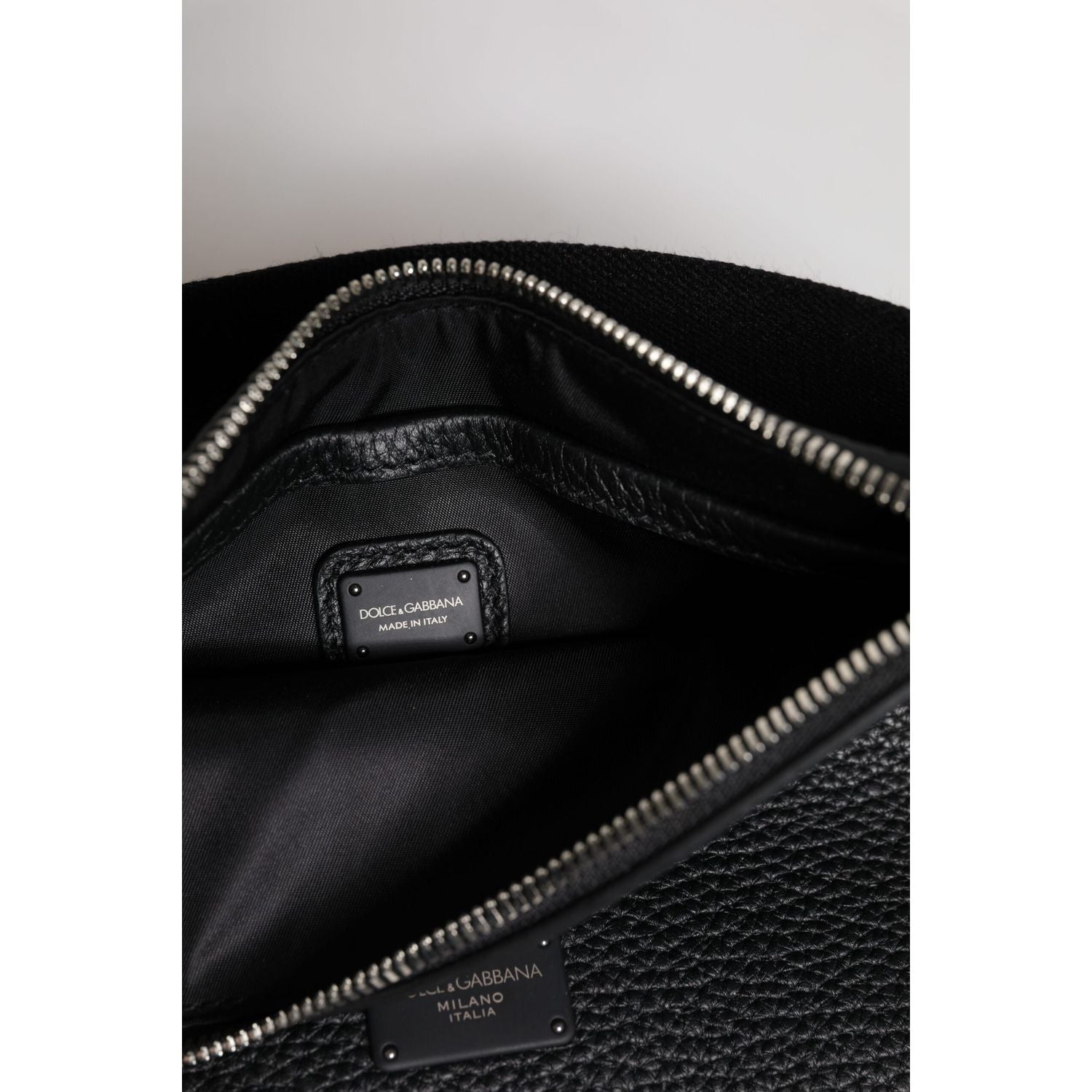 Front view with bag zipped and handles upright.