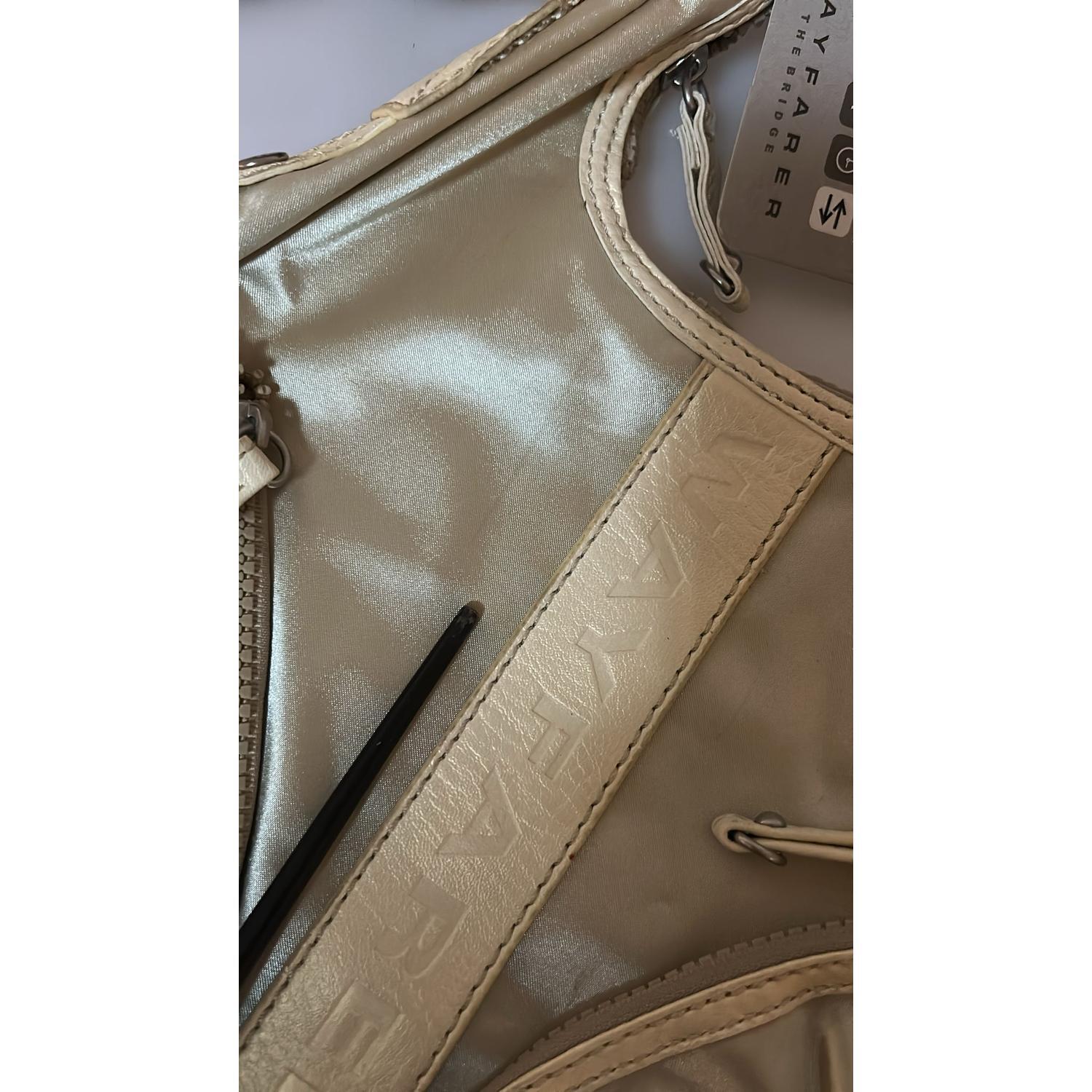 حقيبة كتف أنيقة من القماش الأبيض من WAYFARER - مثالية لأي مناسبة