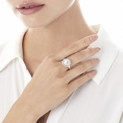 Woman wearing a pearl ring from MAJORICA JEWELRY Mod. 15879.01.2.913.010.1 on her left hand, close-up view.