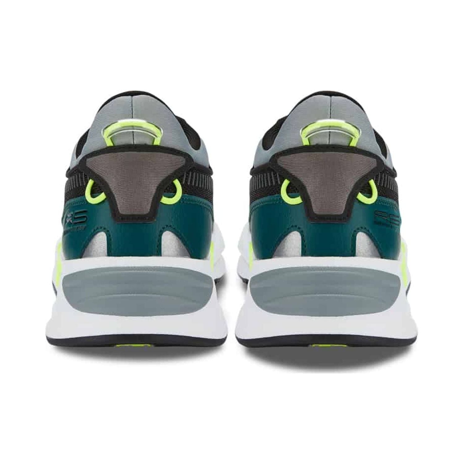 حذاء رياضي من بوما 